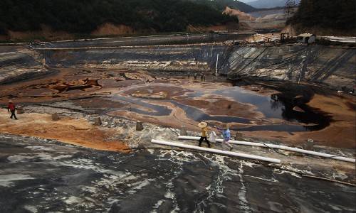 福建紫金山铜矿污水渗漏事故