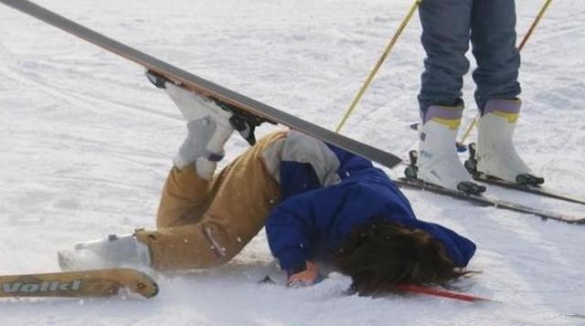 24岁小伙滑雪坠亡家属索赔，为什么现在的人死在哪里就讹哪里？