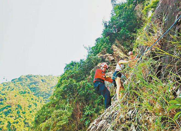 香港“珠宝大王”登山失足坠亡：父亲也是珠宝巨头，他的家庭背景有多强大？