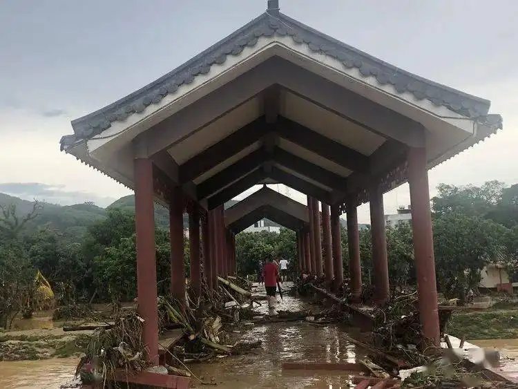 暴雨中公共凉亭轰然倒塌，业主亭下避雨惨被压！事故责任如何认定？