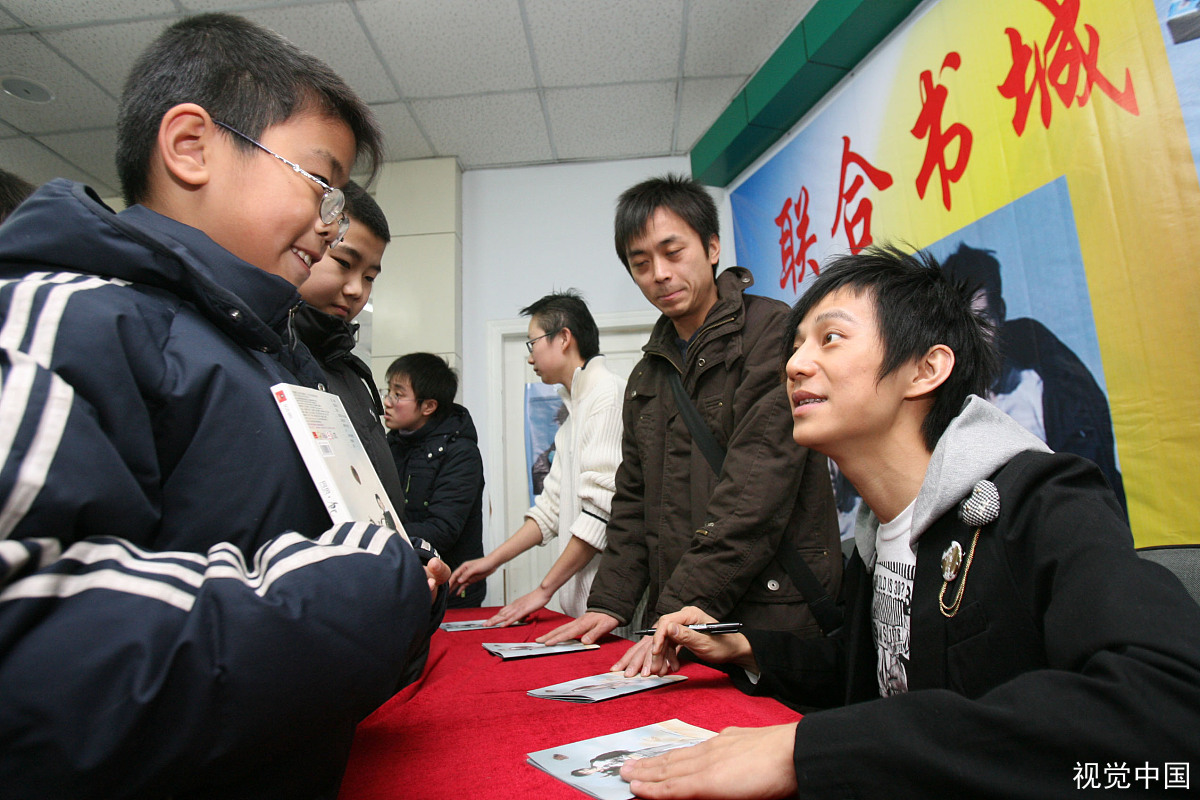 张小寒拍到何炅与男子牵手过马路，张小寒究竟是何许人也？