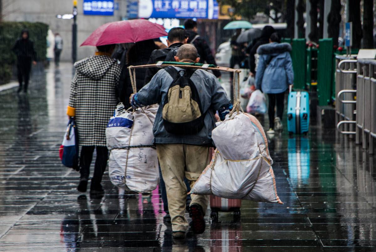 官方称元旦春节防疫要保障人员流动，如何在人员流动的情况下做好防疫工作？