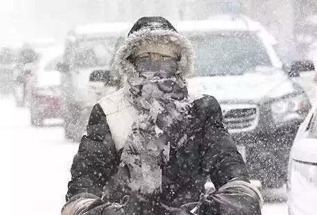 河北下大雪，一对父子出门被吹平移，这是个什么样的场景？