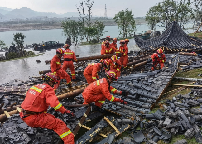 暴雨中公共凉亭轰然倒塌，业主亭下避雨惨被压！事故责任如何认定？