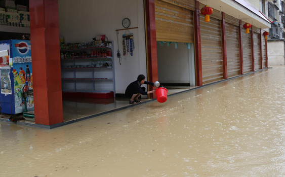 湖北暴雨后一仓库上万件包裹被淹，这场暴雨给当地还造成了哪些损失？