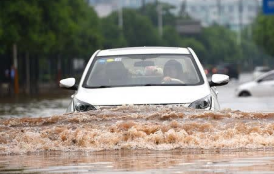 湖北暴雨后一仓库上万件包裹被淹，这场暴雨给当地还造成了哪些损失？