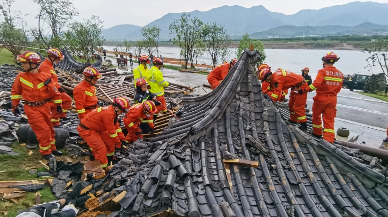 暴雨中公共凉亭轰然倒塌，业主亭下避雨惨被压！事故责任如何认定？