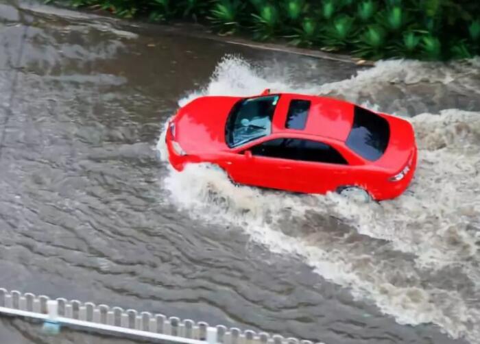 天津滨海路强降雨致道路积水，一驾驶员被困遇难，此事给予了我们什么警示？