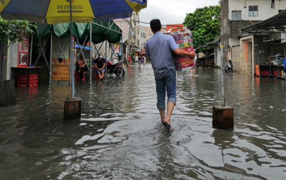 湖北暴雨后一仓库上万件包裹被淹，这场暴雨给当地还造成了哪些损失？