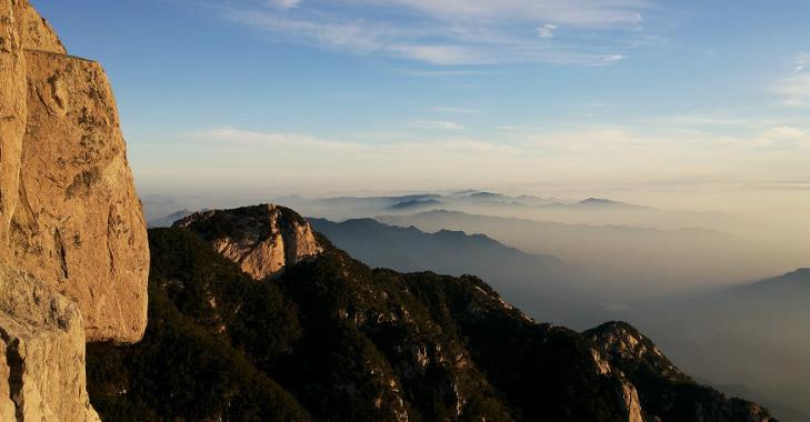 “会当凌绝顶，一览众山小”是哪座名山