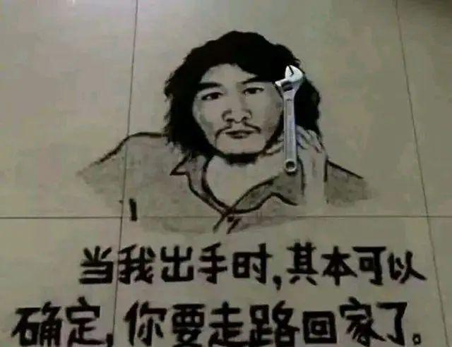 穿西装和警花直播，一副成功人士的架势，他还是曾经那个偷电车的周某人吗？