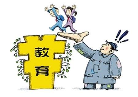 国家通过普及什么教育，通过在城乡不同范围的群众中制定和执行各种守则，公约