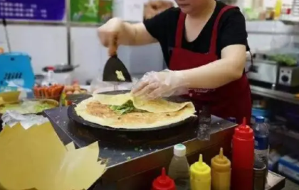 女子买煎饼加料，竟加出下颌关节炎，这到底是怎么回事？