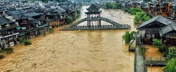 湖南凤凰古城遇强降雨，河水涌进民房，给当地居民造成了哪些影响及损失？