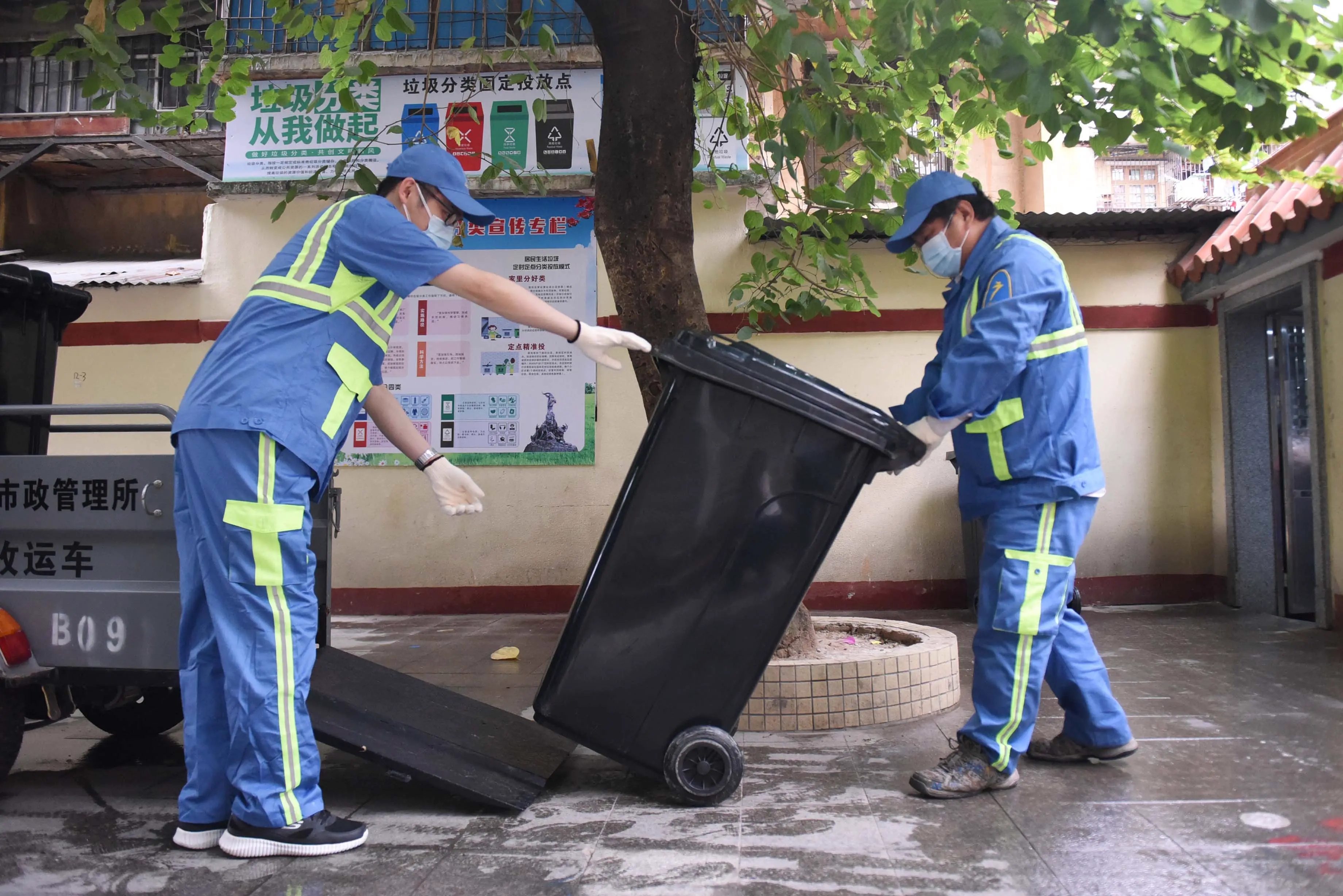 广州环卫工人“拾金不昧” 十万现金“完璧归赵”，该获得怎样的奖励？