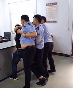 警方通报交警殴打受害人家属，涉事交警将会被如何处罚？