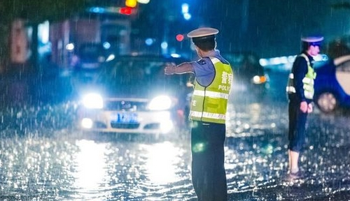 西安暴雨劳斯莱斯积水中被困，被困水中应该怎么做？