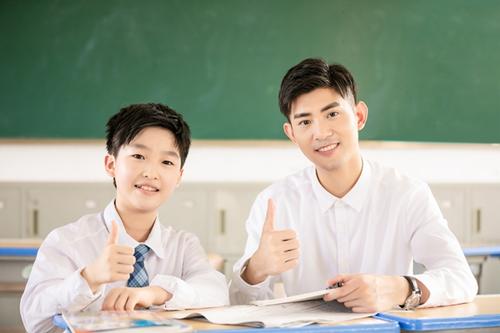 26位老师轮流给1名学生上2年课，为何知道真相后我们哭了？