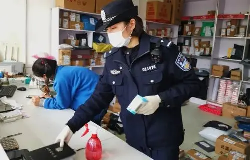 贵州一95后女警狂爬23楼疏散火警住户，你愿意为女警的这一行为点赞吗？