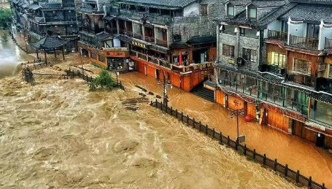 湖南凤凰古城遇强降雨，河水涌进民房，给当地居民造成了哪些影响及损失？