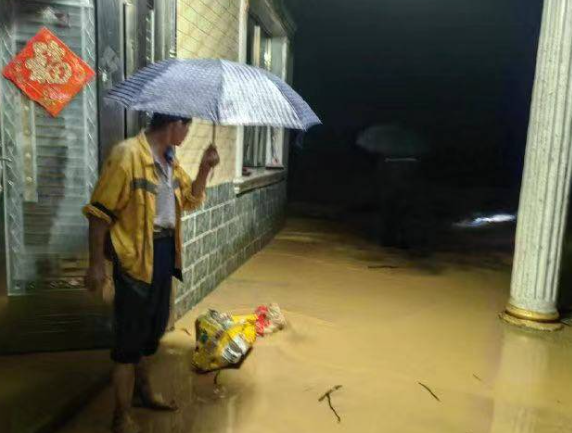 湖南凤凰古城遇强降雨，河水涌进民房，给当地居民造成了哪些影响及损失？