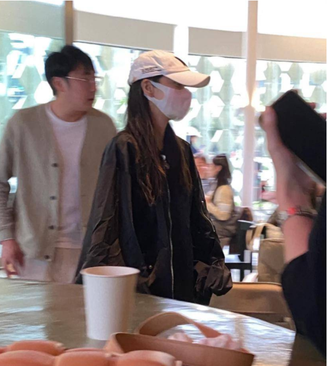 网友咖啡店偶遇Angelababy，她在平时的生活是什么样的？