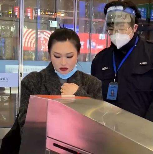 浙江一女子在高铁上化妆，出站时人脸识别不成功，其化妆术有多高超？