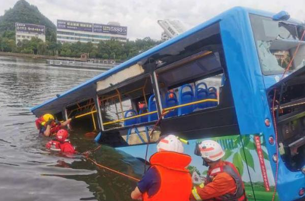 贵州公交坠湖已致21人死亡是怎么回事？