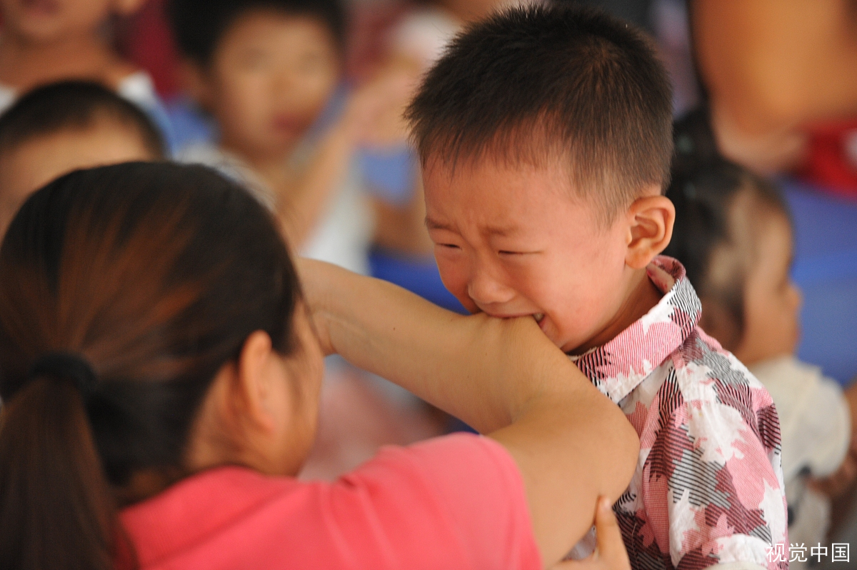 女幼师发布“与男童亲吻”视频被辞退，幼儿园停业整顿，你支持吗？