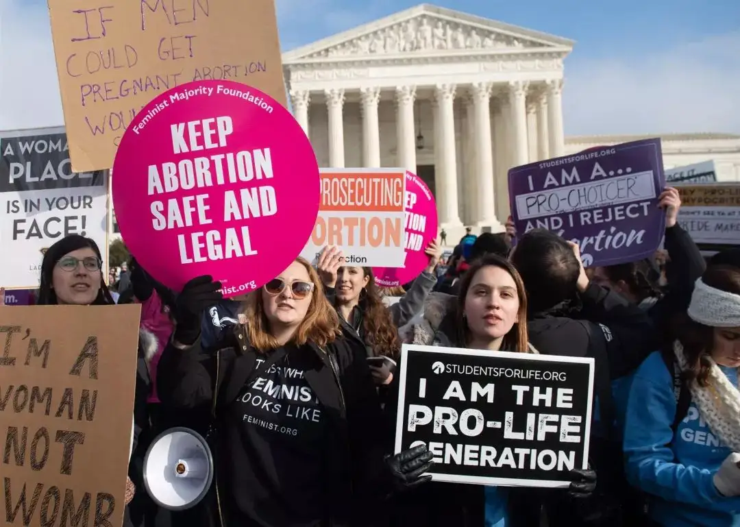 美国最高法取消堕胎权：母亲被婴儿绑定的人生该如何解决？