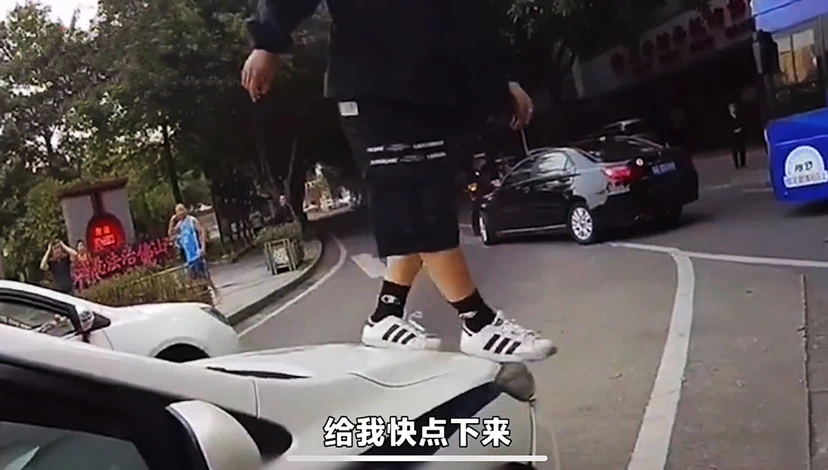 佛山男子踩踏警车还叫嚣我爸是大官，警方是如何处理的？