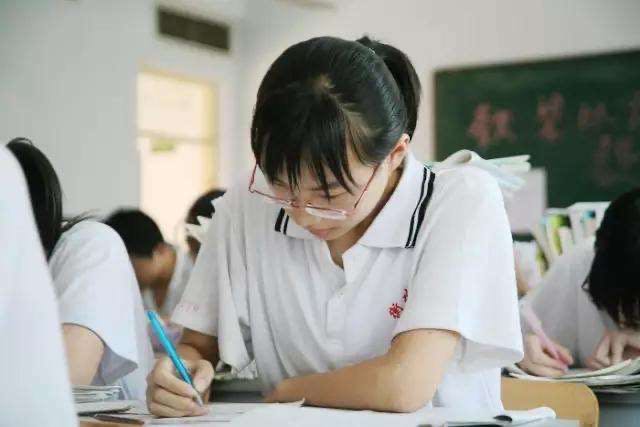 2020年云南省高考怎么样，700分能上清华北大吗？