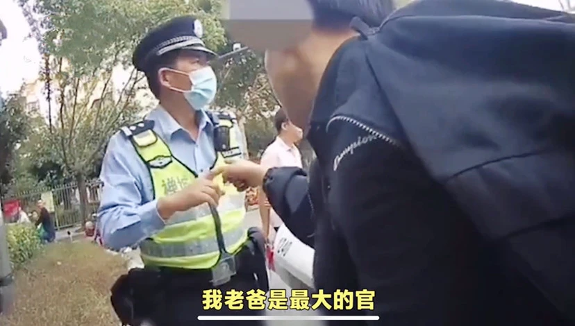 佛山男子踩踏警车还叫嚣我爸是大官，警方是如何处理的？