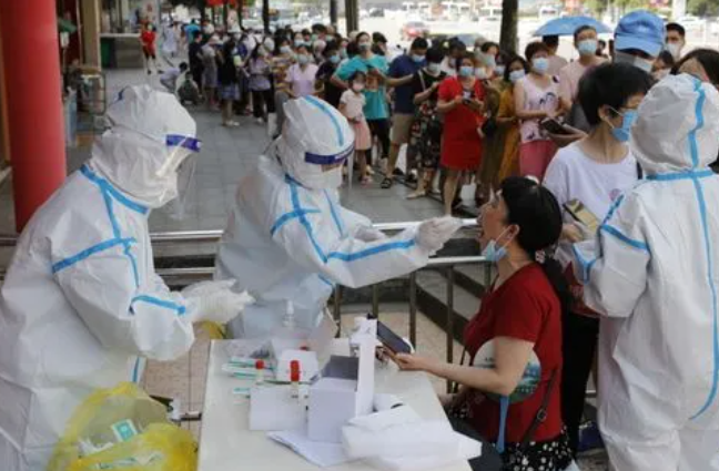 海南大学一教师因不配合核酸检测，被撤销教师资格，你怎么看教师的行为？