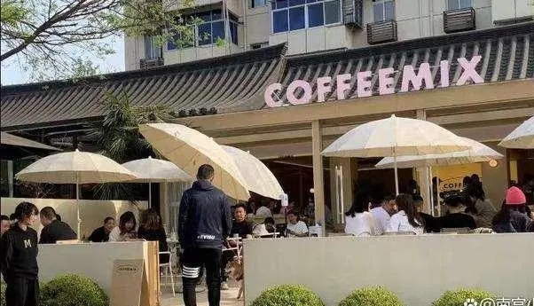 西安一咖啡馆店主称因影响城市面貌永久停业，此情况是否属实？