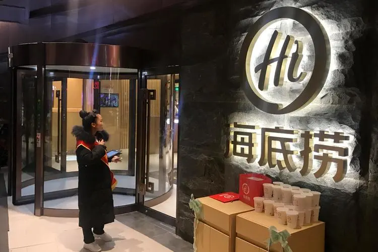 网友吐槽海底捞小料涨到11元！涨价的原因是什么？