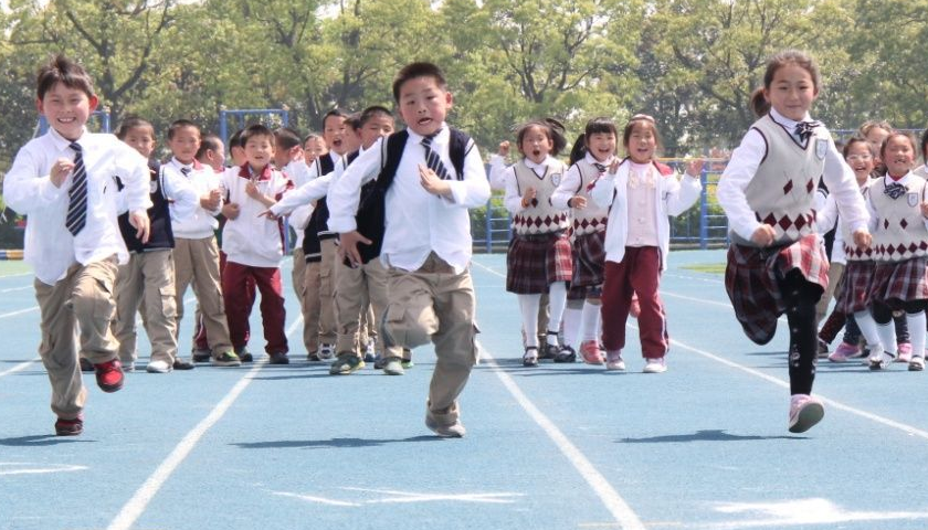 适合小学六年级的室外体育课集体游戏。