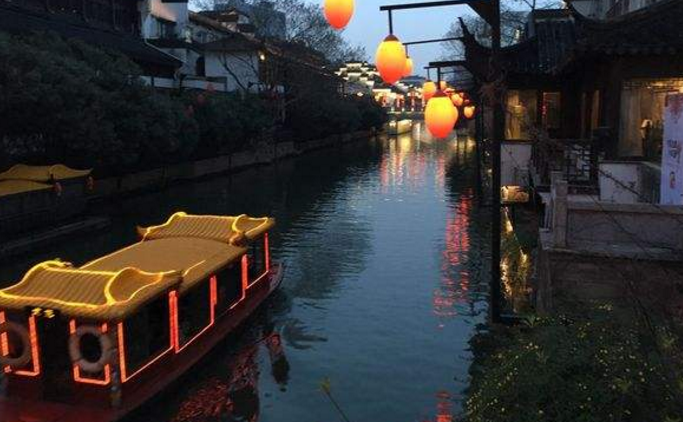 泊秦淮：烟笼寒水月笼沙，夜泊秦淮近酒家。的赏析