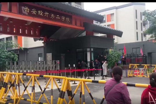 学校建地下车库供家长接送孩子的目的是什么？