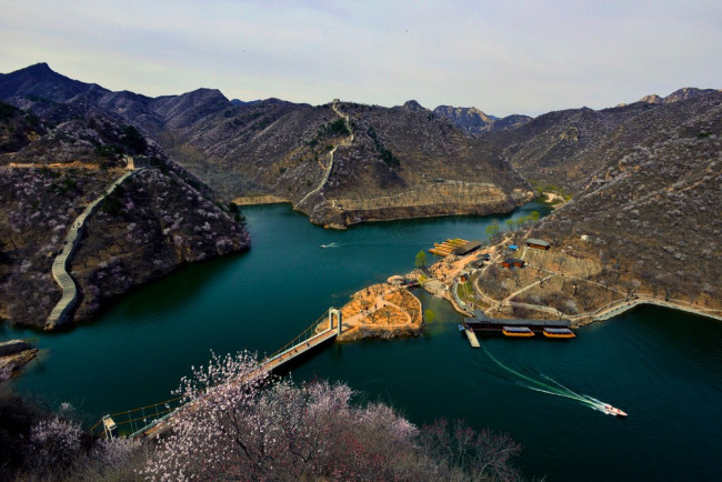 黄花城水长城旅游区和慕田峪长城的比较