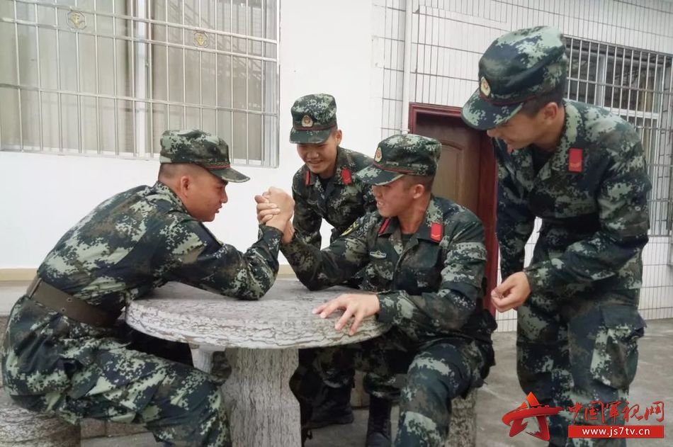 当兵后悔两年，不当兵后悔一辈子。 是什么意思？？