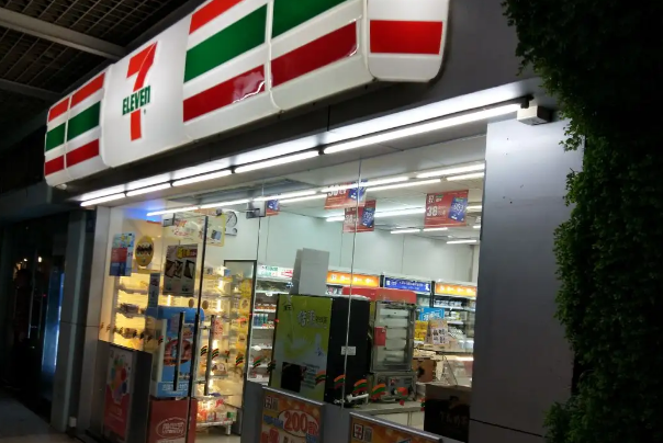 7-11后厨乱象，热饮超期换标签，吃了这样的食物可能会有何后果？