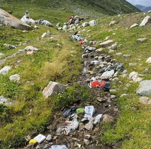 驴友在新疆天堂湖留遍地垃圾，游客素质如何提高？