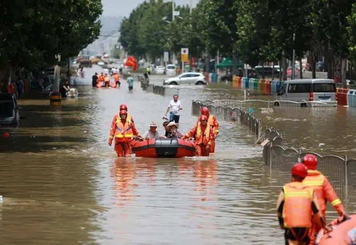 实拍河南多地暴雨：急流冲垮大桥车辆淹入水中，救援画面有多惊心动魄？