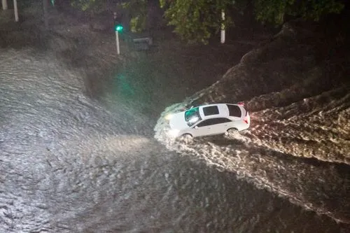 实拍河南多地暴雨：急流冲垮大桥车辆淹入水中，救援画面有多惊心动魄？