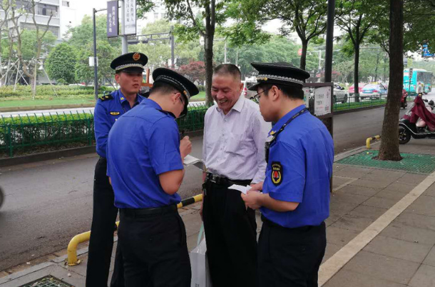 郑州两名外国人在如意湖比赛吐口水，其行为在法律中如何定性？