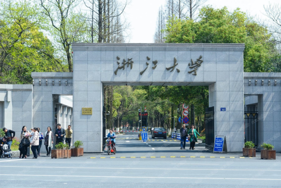 对被判处强奸罪的学生予留校察看处分，浙江大学的做法为何如此争议？