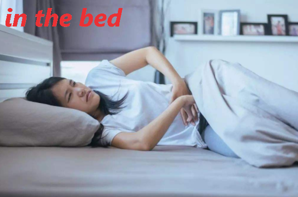 in bed 和 in th到球切差占侵范前空谁e bed有什么区别