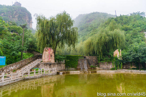 响水湖养生大峡谷是以什么为特色的乡村旅游度假综合体。